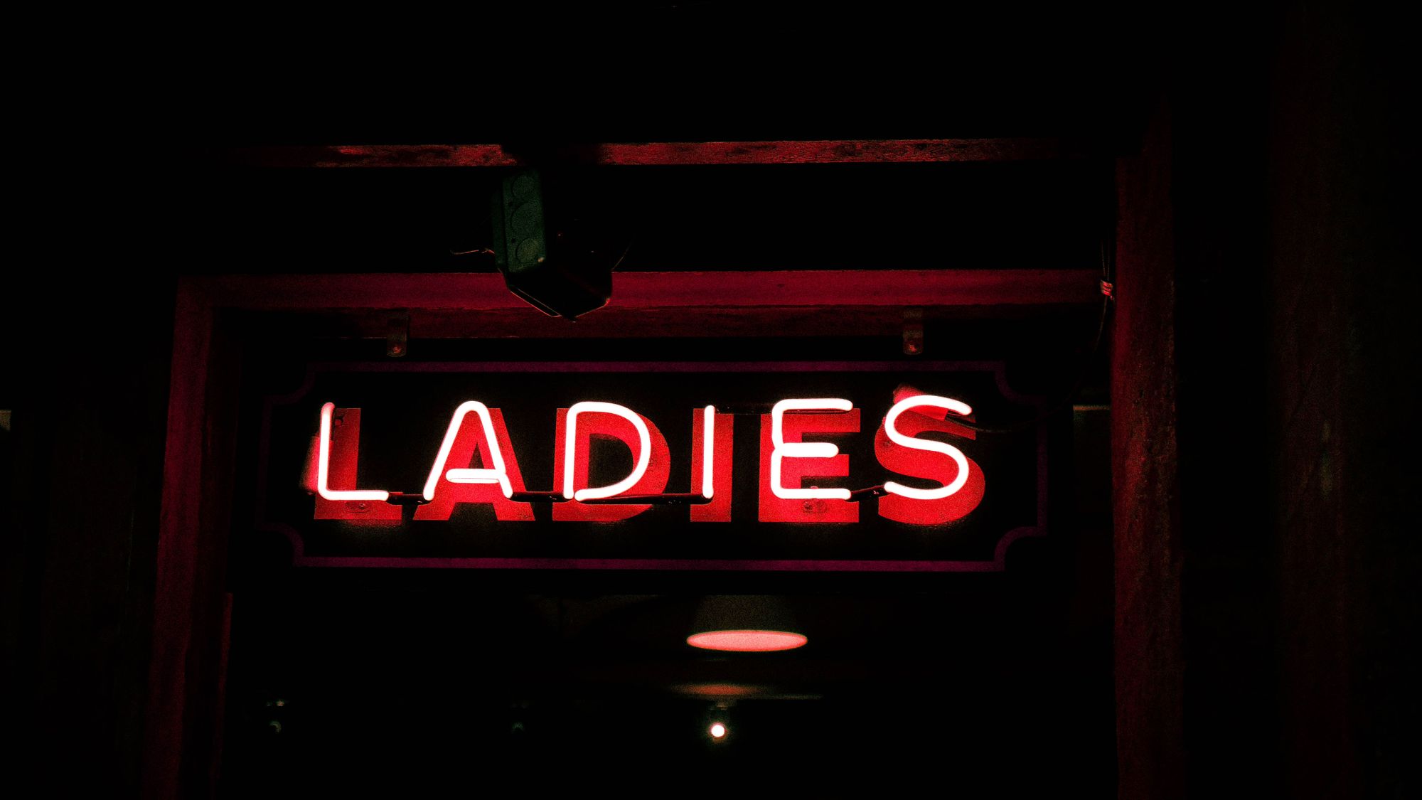 Lampa där det står "Ladies"