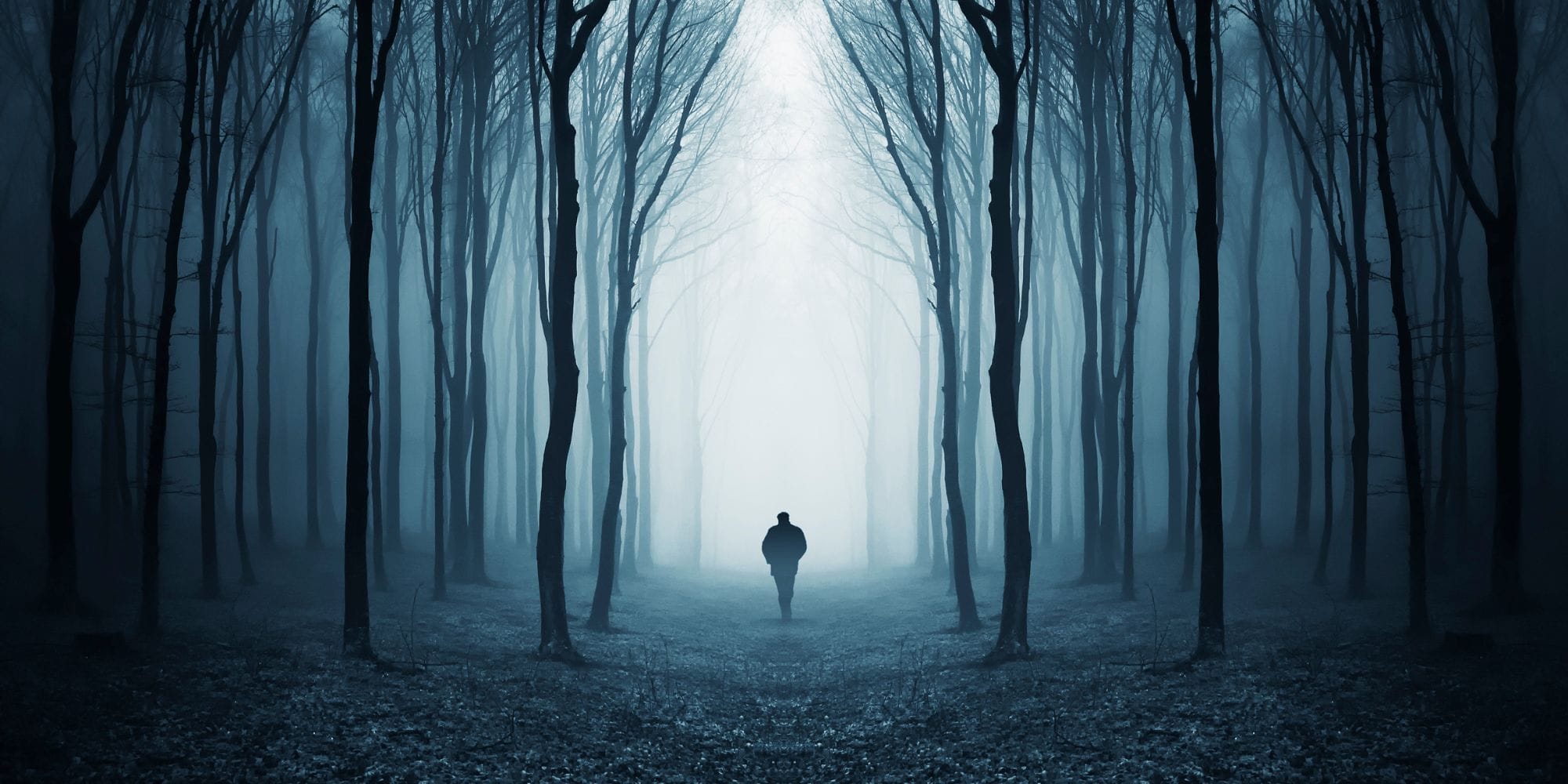 Man som går i skogen