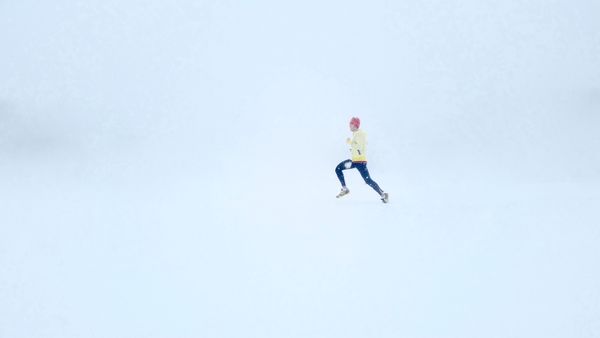 Löpare som springer i snö