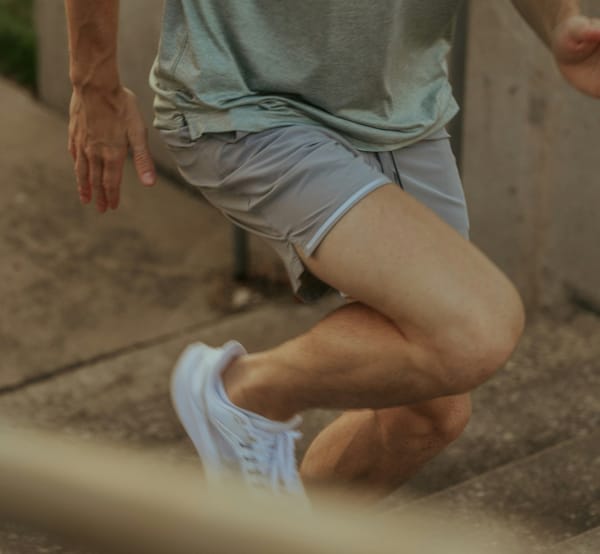 löpare som springer uppför en trappa